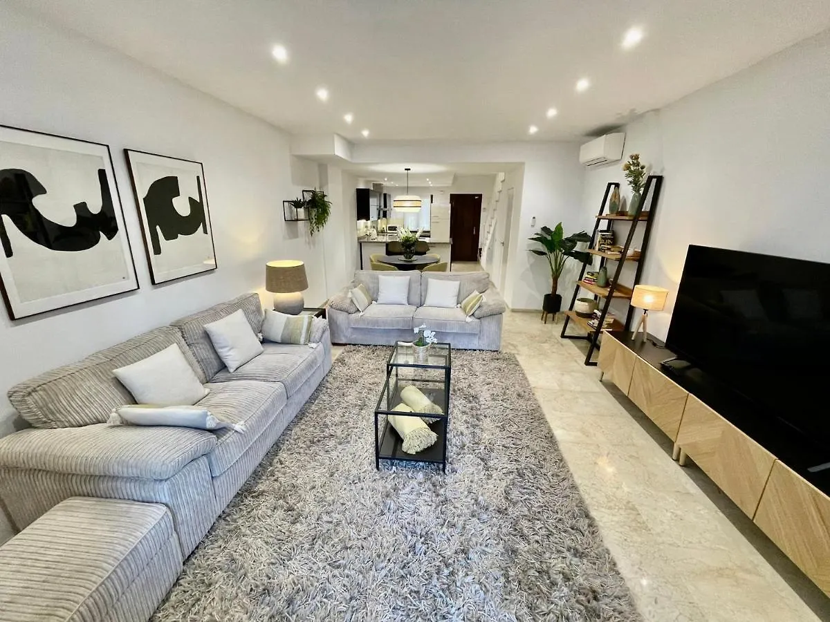 Fantastic New Townhouse /Front Beach/2Bedr/2,5Bath Estepona