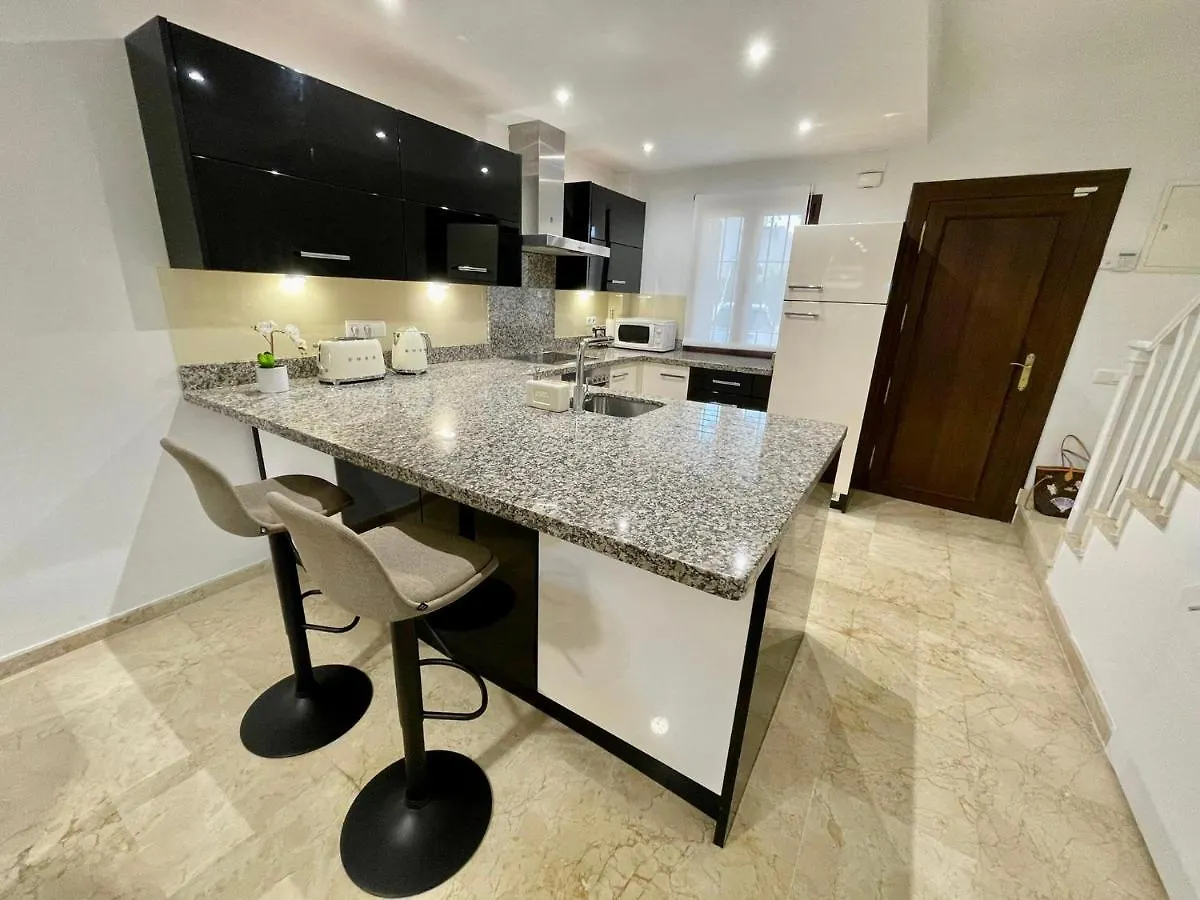 Fantastic New Townhouse /Front Beach/2Bedr/2,5Bath Estepona Apartamento